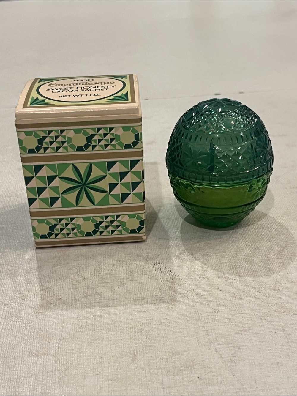 Vintage AVON Emeraldasque fragrance Green Decorative Glass egg Jar with orig box